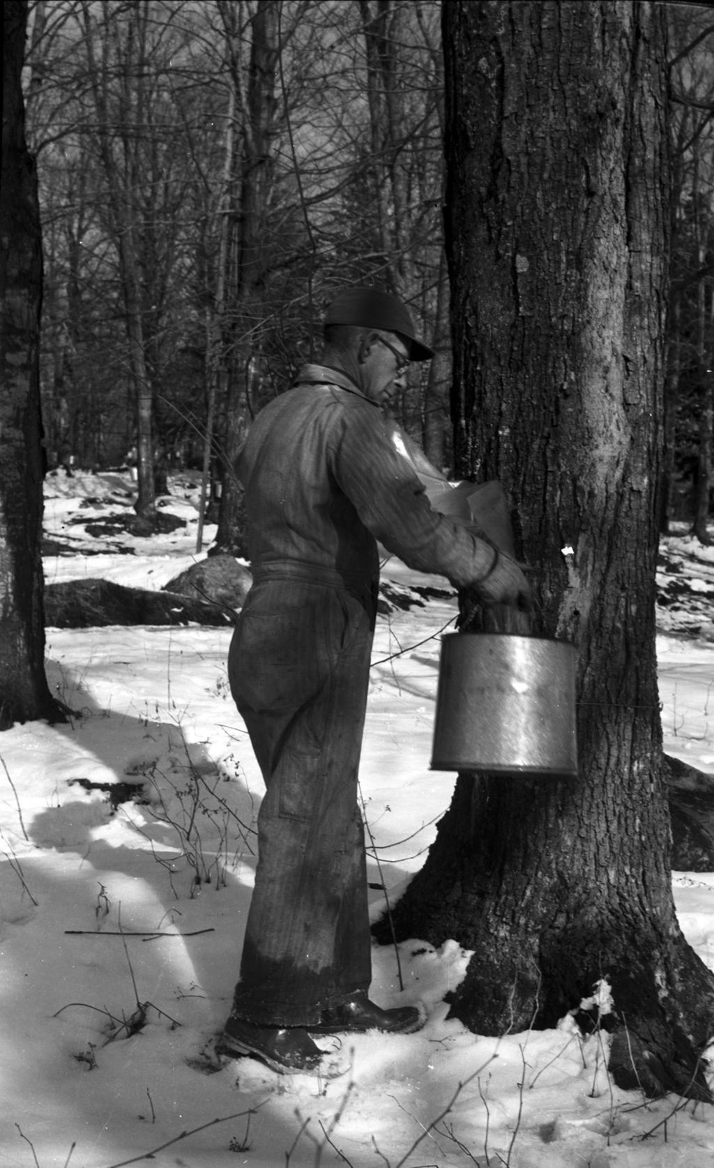 Miniature of Worker gathering collection bucket